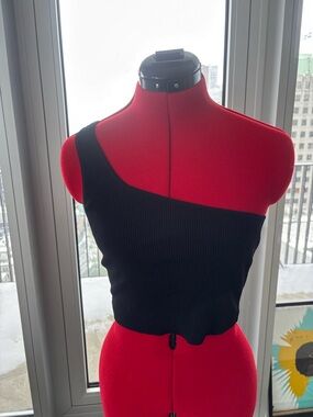 Lamarque Black One-Shoulder Ribbed Crop Top